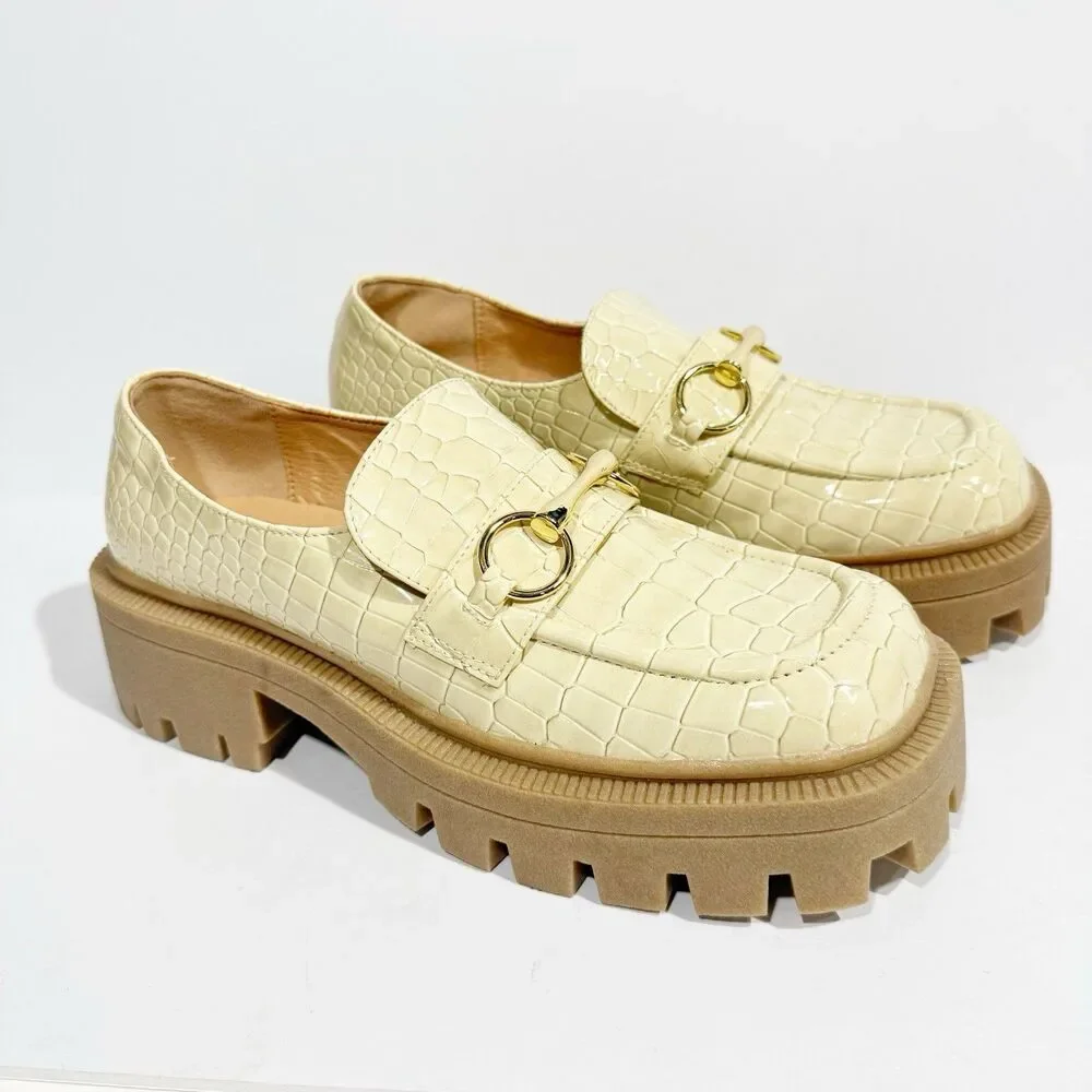 Urban Outfitters Loafers Womens 9 Cream Faux Patent Leather Chunky Platform NEW